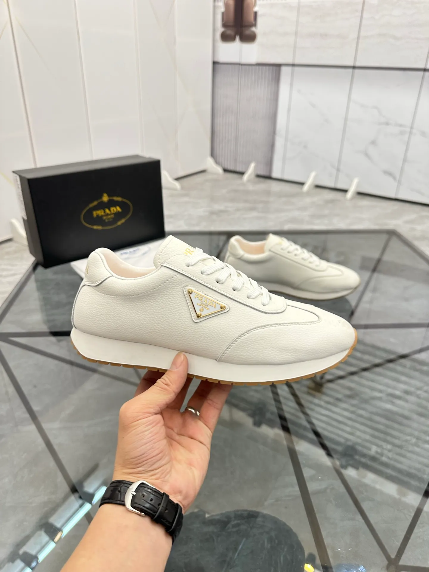 Men's shoes: 💰P420¥ Product trademark: Prada *"Prada*" low-top casual shoes Regular size: 38-44 (can be customized to 45) Product materials: imported cowhide upper, sheepskin lining, original outsole. Number: 020
